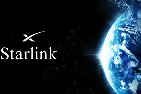 Logo Starlink na tle Ziemi z kosmosu. To jest co to jest Starlink – satelitarny internet.