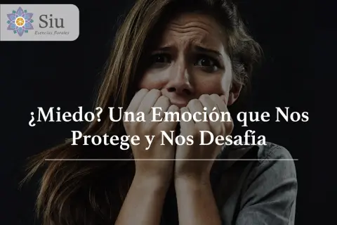 Mujer con expresión de miedo, mordiéndose las uñas. El texto dice: "¿Miedo? Una Emoción que Nos Protege y Nos Desafía".