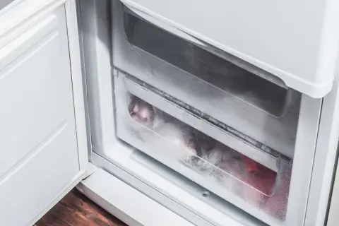 Jak umyć zamrażarkę? Czystość, brak lodu i zapachów krok po kroku.