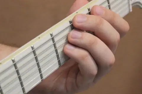 Jak grać na gitarze elektrycznej - proste techniki dla początkujących