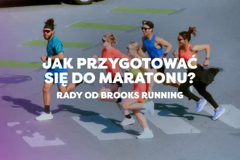 Grupa biegaczy pokonuje pasy na ulicy. Tekst na zdjęciu: "Jak przygotować się do maratonu? Rady od Brooks Running".
