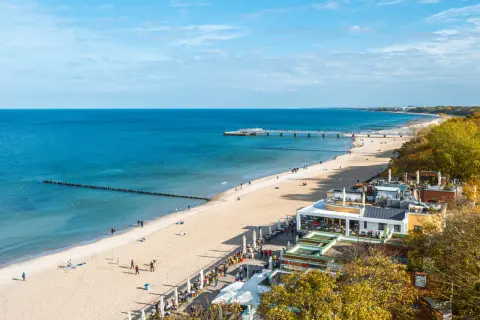 Spacerem po piaszczystych plażach i tętniących życiem promenadach nad morzem, pod błękitnym niebem.