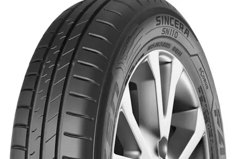 Opona samochodowa Falken Sincera SN110 z felgą.