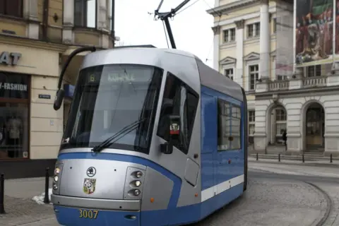 Nowoczesny tramwaj MPK na ulicy. Linia 6 jedzie do Kowali.