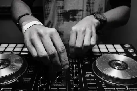 Jak zostać DJ-em w klubie: kluczowe kroki do sukcesu i rozwoju