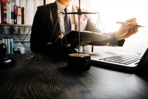 Czym różni się radca prawny od doradcy prawnego? Kluczowe różnice