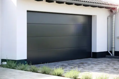 Modern mörkgrå garageport med horisontella linjer. Perfekt för dig som vill byta garageport och uppgradera husets utseende.