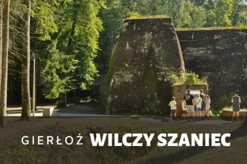 Grupa turystów zwiedza Wilczy Szaniec. Ile trwa zwiedzanie? To zależy od zainteresowań, ale warto zarezerwować kilka godzin.