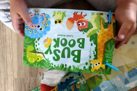 Książeczka sensoryczna z rzepami: jak wybrać najlepszą dla dziecka?