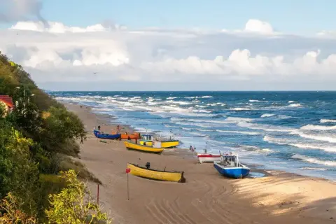 Piękne, piaszczyste plaże i kolorowe łodzie rybackie. Idealne miejsce, gdzie na weekend uciec od zgiełku miasta.