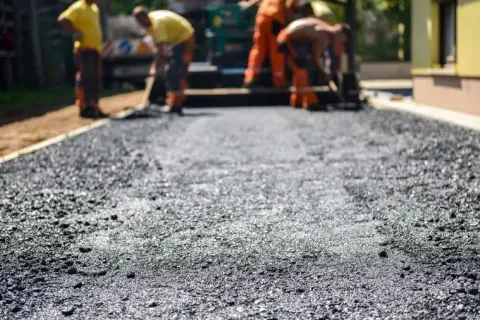 Ile m2 pokrywa tona asfaltu? Sprawdź, zanim zaczniesz projekt!