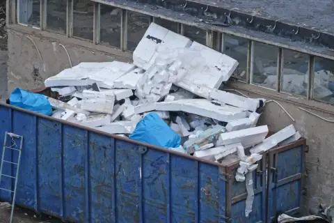 Duży kontener z resztkami styropianu. Zastanawiasz się, jak wykorzystać resztki styropianu? Tutaj widać ich dużo, może to inspiracja do kreatywnego recyklingu.