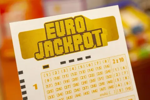 Kupon Eurojackpot z zaznaczonymi liczbami. Zastanawiasz się, dlaczego zwycięzca 206 milionów ze śląska nie odebrał nagrody od razu?