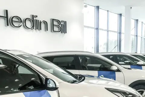 Bilar uppradade i en lokal med skylten "Hedin Bil". Kanske dags att avbryta leasingavtal hedin bil?