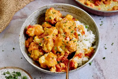 Cremiges Blumenkohl-Curry mit Reis, ein köstliches Gericht, das zeigt, wie vielseitig Blumenkohlrezepte sein können.
