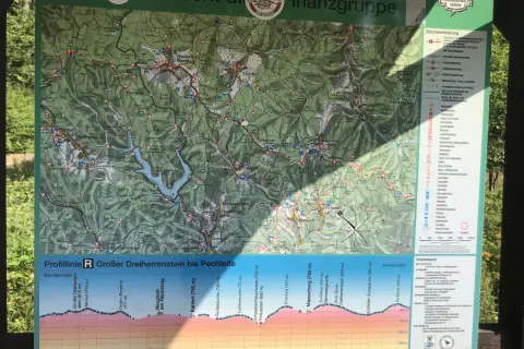Wanderkarte des Rennsteigs mit Höhenprofil. Komoot-Route markiert, zeigt Berge und Täler.