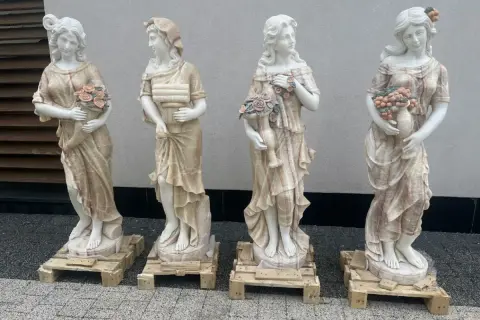 Cztery marmurowe rzeźby kobiet, ukazujące dynamikę i bogactwo zdobień, typowe dla cech rzeźby barokowej.