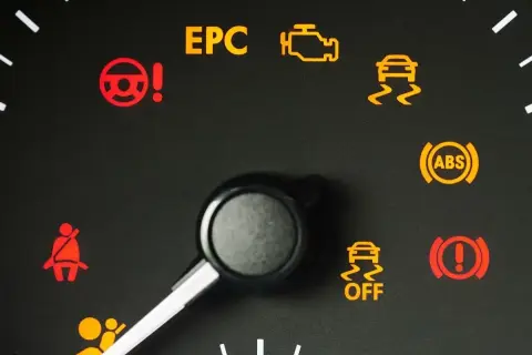 Na desce rozdzielczej świeci się czerwona kontrolka kierownicy z wykrzyknikiem, obok pomarańczowa kontrolka EPC.