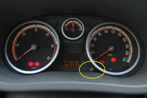 Deska rozdzielcza samochodu z wskaźnikami prędkości, paliwa i obrotów. Widoczny przebieg 13349 km. Insp w samochodzie.