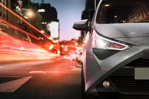 Szare Toyota Aygo 1.0 na nocnej ulicy. Jaki olej silnikowy wybrać, by zapewnić mu płynną jazdę?