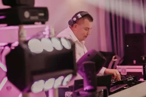 Ile kosztuje DJ na 40 urodziny? Ceny, które mogą Cię zaskoczyć
