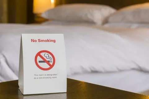 Palenie w hotelu: Dlaczego oszukanie czujnika to zły pomysł?