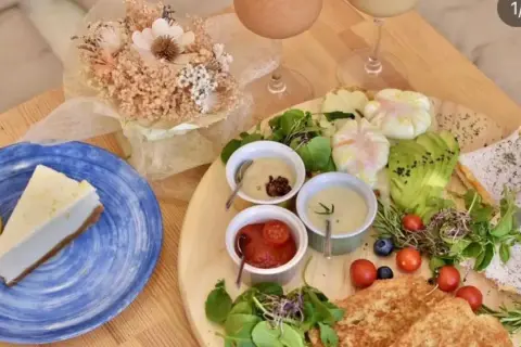 Un delicioso desayuno en Zaragoza con tarta de limón, aguacate, huevos escalfados y tostadas.