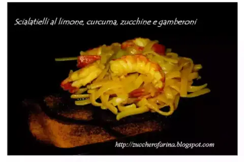 Scialatielli al limone con gamberi e zucchine, un piatto colorato e profumato.