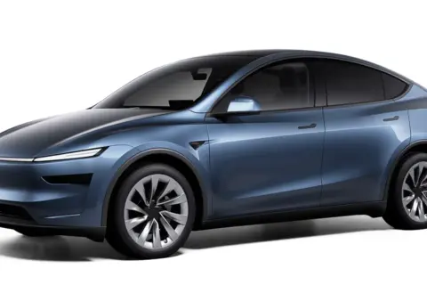 Niebieska Tesla Model Y, kiedy nowa, lśni w słońcu, gotowa na przygodę.
