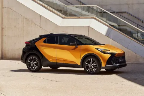 Cena Toyoty C-HR Hybrid od 120 700 zł? Zobacz, jak obniżyć koszt!