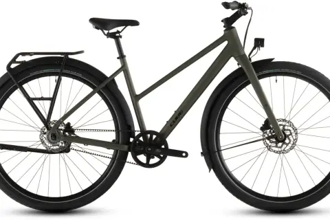 Ein grünes Cube Urban Bike mit Gepäckträger und Schutzblechen, perfekt für die Stadt.