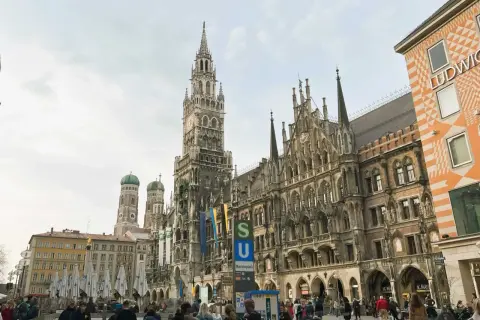 Marienplatz w Monachium, z Nowym Ratuszem i wieżami Frauenkirche. Po przylocie na lotnisko Monachium przyloty, warto odwiedzić to miejsce.