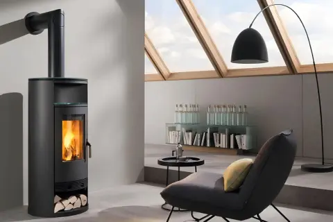 Moderner Kamin mit brennendem Feuer. Die jährlichen Kamin Kosten sind überschaubar, wenn man die Gemütlichkeit bedenkt.