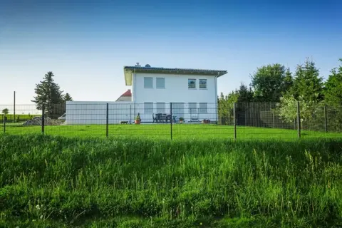 Siatka czy panele cena – które ogrodzenie wybrać bez zbędnych wydatków?