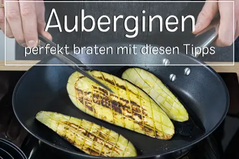 Aubergine zubereiten: Scheiben werden in der Pfanne gebraten, mit Rautenmuster und goldbraunen Röstaromen. Perfekt für ein leckeres Gericht.