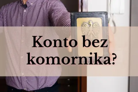Czy komornik może zająć konto walutowe? Mężczyzna w kratę trzyma legitymację z orłem.