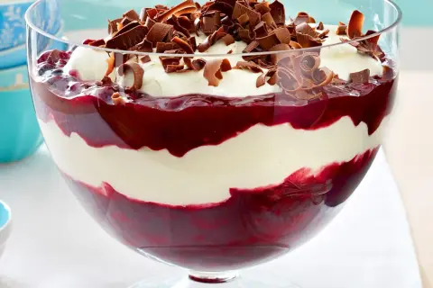 Schichtdessert mit Kirschen und cremiger Mascarpone-Füllung, garniert mit Schokostreuseln. Ein Traum!