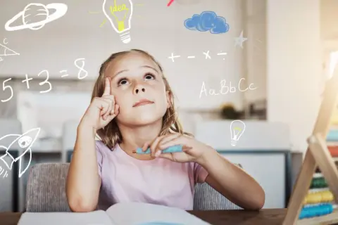 Niña pensativa con dibujos de matemáticas, cohete y planeta. ¿Será que está aprendiendo la tabla del 3?