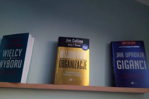 Książki Jima Collinsa: "Wielcy z wyboru", "Wizjonerskie organizacje" i "Jak upadają giganci". Autor od dobrego do wielkiego.