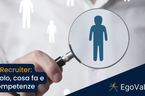 Un recruiter IT analizza candidati con una lente d'ingrandimento, mostrando cosa fa per trovare il talento giusto.