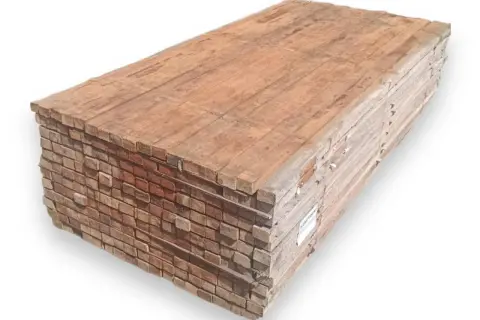 Pila de tablones de madera, mostrando la textura y el color rojizo característico de que es la madera tropical, lista para construcción.