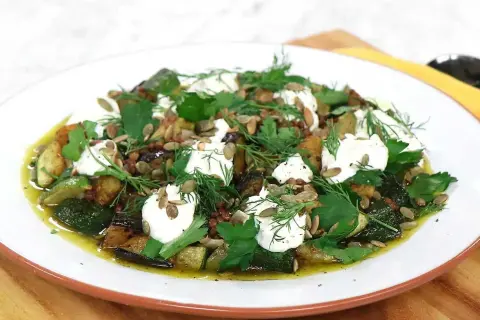 En härlig aubergine recept med rostade grönsaker, krämig ost och färska örter. Perfekt för en lätt lunch eller middag.