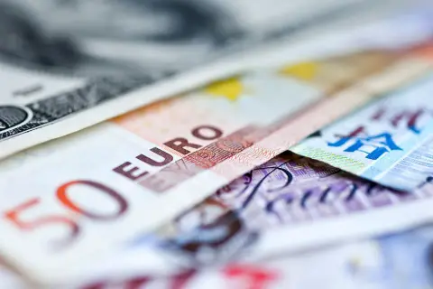 Dolar, euro i inne waluty. Zrozumienie, co to dewaluacja, jest kluczowe w świecie finansów.