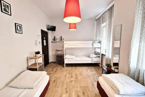 Noclegi w Warszawie: Ile kosztuje hotel, hostel, apartament? Poradnik