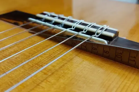 Detalle de cuerdas de guitarra clásica, con cinta métrica. Opiniones sobre guitarras Vicente Sanchis.