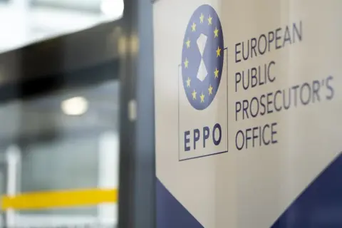 Logo i nazwa European Public Prosecutor's Office (EPPO) na banerze. Prokuratura europejska walczy z przestępczością.