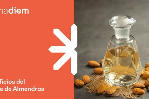 Frasco de aceite de almendras y almendras enteras. Descubre para qué sirve el aceite de almendras y sus beneficios.
