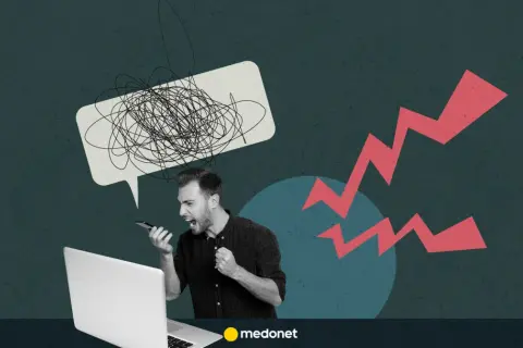 Rozwścieczony mężczyzna krzyczy do telefonu, a nad nim chmura niezrozumiałych słów symbolizuje hejt w internecie.
