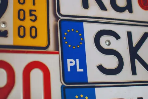 Kolekcja tablic rejestracyjnych, w tym polska z symbolem UE i oznaczeniem PL. FSL rejestracja to klucz do podróży po Europie.