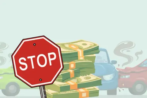 Ein Stoppschild vor einem Stapel Geld und beschädigten Autos. Ein Auffahrunfall kann teuer werden, die Strafe ist hoch.